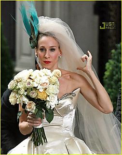 214573_BVICTJEMFJ3H34UTCQ5UX5EORT5FXF_sarah-jessica-parker-wedding-dress-23_H102915_L