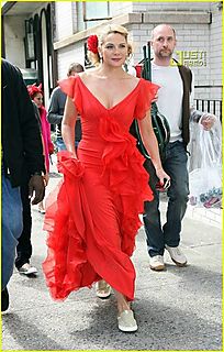 214573_BVICTJEMFJ3H34UTCQ5UX5EORT5FXF_sarah-jessica-parker-wedding-dress-02_H161157_L