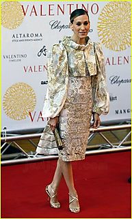 214573_BVICTJEMFJ3H34UTCQ5UX5EORT5FXF_03_sarah_jessica_parker_valentino_show__H214341_L