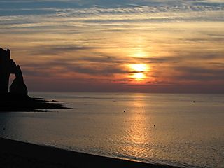 Falaises-couchers-de-soleil-etretat-france-1737634540-603818