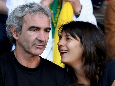 Raymond-domenech-aux-cotes-sa-compagne-estelle-denis