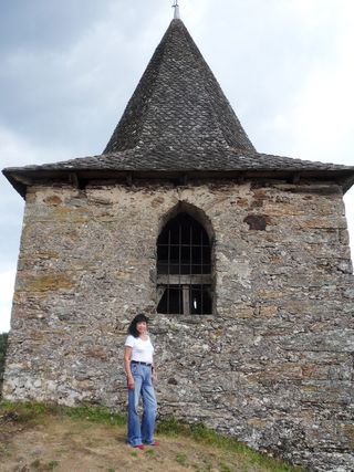 Do Quyen devant le clocher de l'église de la Vinzelles