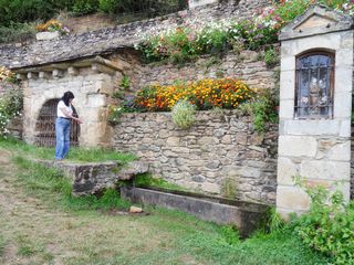 Do Quyen devant la fontaine sainte Clair à La Vinzelles