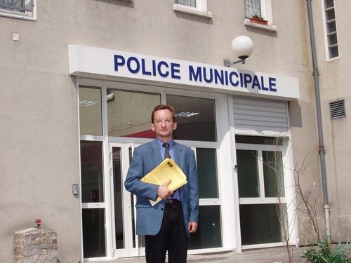 Jean Pierre Renard en campagne devant le poste de Police Municipale de Pierrefitte